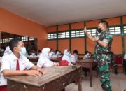 Jenderal TNI Dudung Abdurachman Mengajar nilai-nilai Pancasila kepada Siswa/Siswi SD di Perbatasan