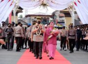 Resmi Masuki Mapolda, Kapolda Riau Disambut Adat Tepuk Tepung Tawar.