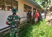 Satgas Kodim Maluku Yonarhanud 11/WBY Ajak Masyarakat Untuk Membuat Pagar Sekolah