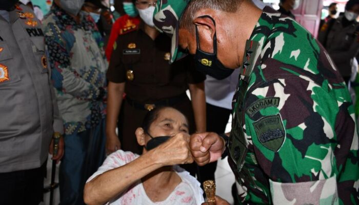 Pangdam I/BB Bersama FKPD Sumut Kompak Genjot Vaksinasi di Nias