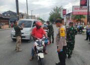 Polsek Kota Kisaran Polres Asahan Bersama Muspika Ops Yustisi Bagikan Masker kepada Pengguna Jalan