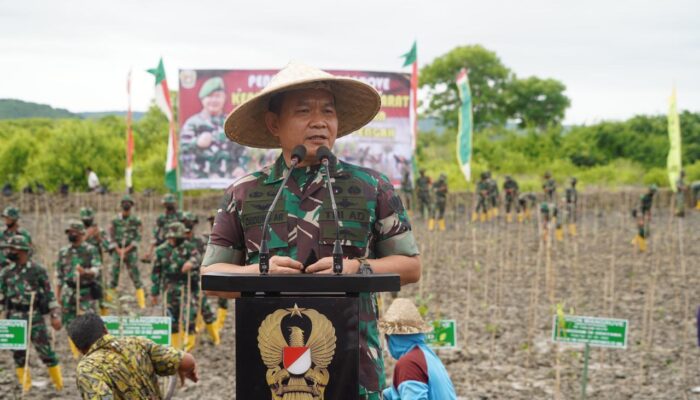 Pangdam Dampingi Kasad Tanam Mangrove dan Serahkan Bingkisan di Loteng
