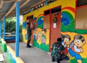 Satgas Kodim Maluku Yonarhanud 11/WBY Membuat Karya Seni Di Dinding PAUD Mutiara Kasih