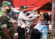 Polsek Sei Kijang Bagi-bagi Masker dan Tegur Warga Tak Disiplin Prokes