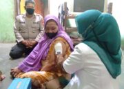 Polsek Pangkalan Kerinci Vaksin Lansia Door To Door di Desa Makmur