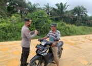 Polsek Teluk Meranti Kembali Bagikan Masker ke Pangguna Jalan Lintas Bono
