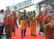Tiba di bandara internasional kuala namu, Pangdam bukit barisan disambut tarian dan pemakaian adat melayu
