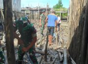 Anggota Satgas Kodim Maluku Yonarhanud 11/WBY dan Masyarakat “Goro”Memperbaiki Jalan di Dermaga Desa Mesiang