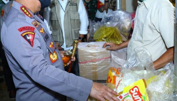 Datangi Pasar di Bantar Gebang, Kapolri Sampaikan HET Minyak Goreng Curah