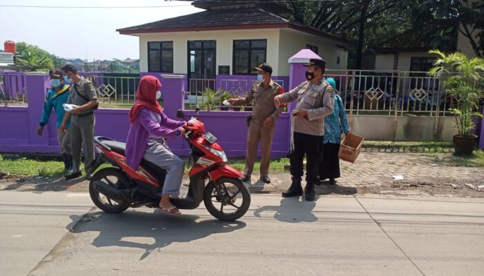 Kanit Samapta Polsek Panongan Sampaikan Pesan Prokes dan Bagi Masker Saat Operasi Yustisi