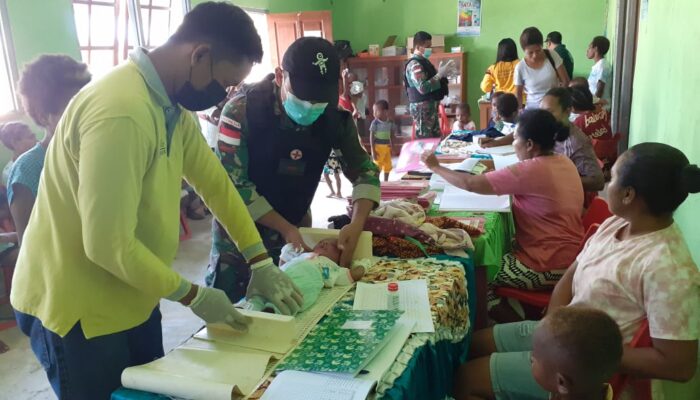 Satgas Yonif 126/KC Bantu Berikan Imunisasi Balita Perbatasan