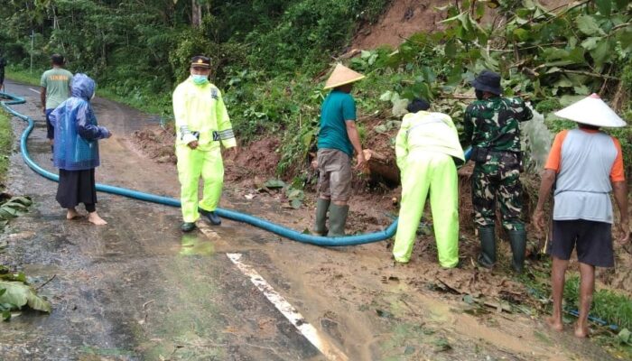 Aparat Berjibaku Atasi Material Longsor Di Pekuncen