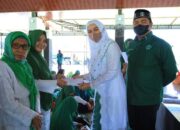 Bupati Labura Menyerahkan Santunan Kepada Du’afa Muslimat Al – Jam’iyatul Washliyah