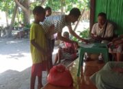 Pembagian Sembako Membingungkan Petugas Pembagi Sembako dan Masyarajat Desa Linamnutu.