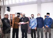 Bupati Bersama Wakil Bupati Labura Serahkan Tali Asih Kepada Guru Mengaji, Bilal Mayit, dan Nazir Masjid