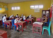 Suasana Ujian Akhir Sekolah Tingkat Sekolah Dasar (SD) Sederajat di SD Swasta 016 Rantau Panjang Berlangsung Lancar dan Aman