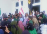 Puluhan Mahasiswa STAI Babussalam Kabupaten Kepulauan Sula dan Alumni Menggelar Unjuk Rasa di Depan Kantor Bupati Kabupaten Kepulauan Sula.