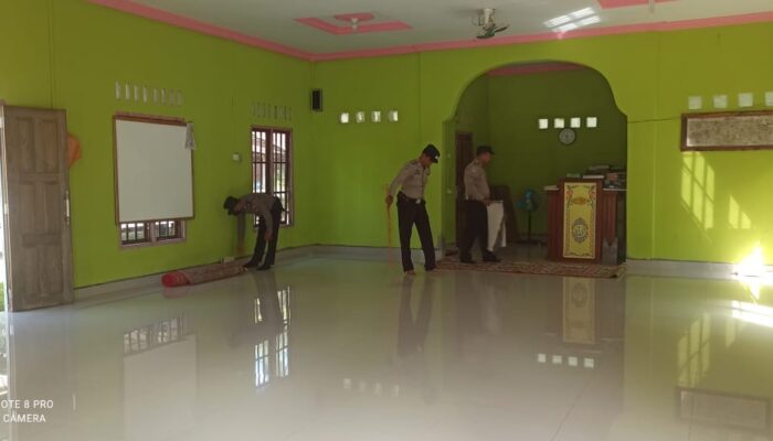 Jelang HUT Bhayangkara Polsek Kuala Kampar Lakukan Baksos ke Musholla Al-Mukhlisin