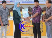 Plt Kepala Diskominfo Labuhanbatu Serahkan Sertifikat Penghargaan Kepada Peserta Pelatihan Teknisi Jaringan