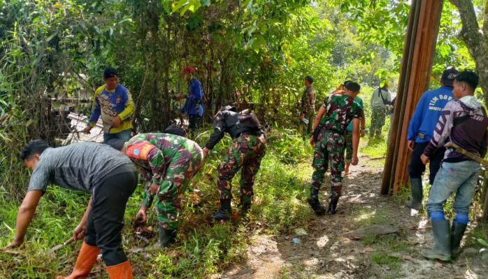 Satgas TMMD Dan Masyarakat Gotong Royong Bersihkan Jalan