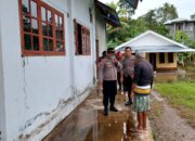 Personil Polsek Beo Membantu Membersihkan Lumpur Dan Genangan Air Di Gereja Khatolik Santo Thomas Rasul Beo