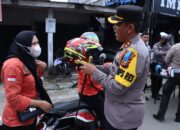 Polres Inhil Bagikan Helm dan Sembako Dalalk Operasi Zebra Lancang Kuning 2022