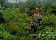 Kopda Muhammad Adrian Babinsa Koramil 02/TM Ikut Serta Gotong-royong di Wilayah Binaan