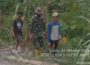 Bersama Dua Warga, Serda Darno Gelar Patroli dan Sosialisasi Karhutla di Desa Suhada