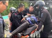 Saraf Terjepit Kambuh,Seorang Warga Terkapar di Pinggir Jalan Dibantu Personel Brimob