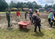 Satgas Pamtas Yonif 645/GTY Bersama Masyarakat Perbatasan Kerja Bakti Pembenahan Lapangan Sepakbola