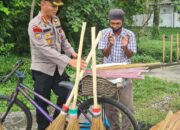 Pedagang Sapu Keliling Kaget Bukan Kepalang, Dagangan Diborong Pak Polisi.
