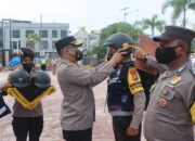 Dukung Semangat dan Kesiapan Tugas Anak Buah, Kapolres Dumai Bagikan Helm ‘Wak Bhabin’