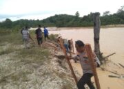 Kapolsek Singingi, Camat Singingi dan Warga Gotong Royong Membuat Turap di Sungai Kandi Kelurahan Muara Lembu Singingi
