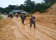 Satgas Pamtas Yonif 645/GTY Karya Bhakti Pembersihan Ruas Jalan Negara Pasca Longsor