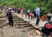 Atasi Kesulitan Masyarakat Perbatasan, Satgas Pamtas Yonif 645/Gty Bangun Jembatan Kayu Akibat Longsor