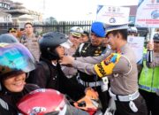 Operasi Keselamatan Lancang Kuning 2023 Digelar, Kapolda Riau Bagikan Helm Kepada Pengendara : Keselamatan Adalah yang Utama