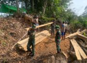 Bentuk Nyata Perhatian TNI Kepada Rakyat, Satgas Pamtas Yonarmed 19/105 Trk Bogani Bantu Warga Perbatasan Bangun Jembatan