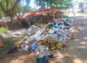 Parah!! Tumpukan Sampah Berbau Busuk di Kantin PKK, Dekat Dari Kantor Polres Merangin