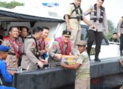 Menyusuri Sungai Siak, Kapolda Riau Dengarkan Curhatan Nelayan Sambil Bagikan Sembako