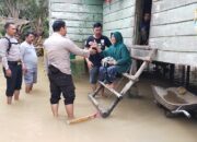 Polsek Peranap Pantau dan Salurkan Bantuan Banjir di Desa Pesajian