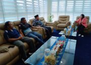 Kepala Desa Setako Raya Berikan Miniatur Jalur kepada Bupati INHU