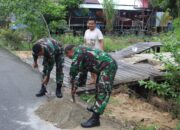 Tanpa Canggung, Personel Satgas TMMD Reguler Ke-116 Kodim 1012/Buntok Bantu Warga Aduk Semen