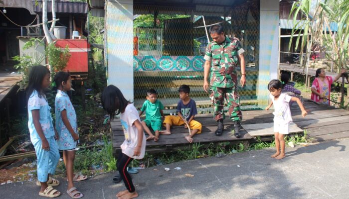 Keceriaan Anak-Anak Saat Bermain Dengan Satgas TMMD Reguler Kodim 1012/Buntok
