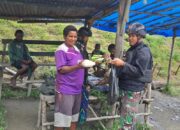 Satgas Yonif RK 115/ML Membantu Kesulitan Masyarakat Distrik Yambi dengan Barter Bahan Makanan