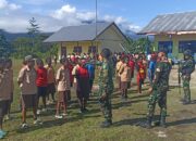 Prajurit Satgas Yonif Raider 200/BN Latihkan Baris Berbaris di SMP Yakpesmi Yalimo