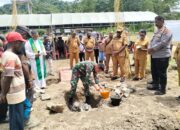 Satgas Yonif 122/TS Bersama Pemerintah Kabupaten Kerom Melaksanakan Kegiatan Peletakan Batu Pertama Gereja