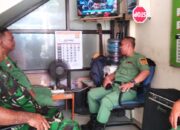 Babinsa Kelurahan Kemlayan Bina Satlinmas untuk Memperkuat Perlindungan Masyarakat