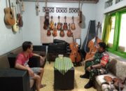 Kerajinan Gitar dan Kemanunggalan TNI-Rakyat: Babinsa Danukusuman Terlibat dalam Kegiatan Anjangsana