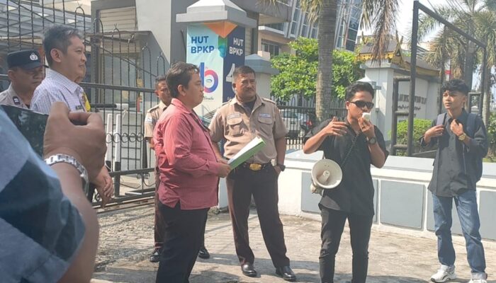 Unjuk Rasa Massa BM RAK Desak Penuntasan Dugaan Kasus BBM Perkim Rohul di BPKP Riau