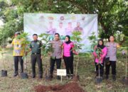 Bersama Menko PMK, Polres Pekalongan Tanam Seratus Pohon Tunjang Gerakan Nasional Revolusi Mental